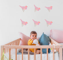 Carregar imagem no visualizador da galeria, Adicione um toque delicado e querido ao quarto dos seus filhos com os nossos autocolantes decorativos infantis como os pássaros azulejo!