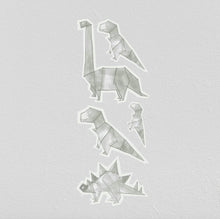 Carregar imagem no visualizador da galeria, Os nossos autocolantes dinossauros aplicados numa parede.