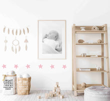 Load image into Gallery viewer, Uma faixa de autocolantes decorativos estrelas num quarto de bébé!