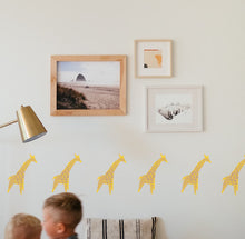 Carregar imagem no visualizador da galeria, Montagem de Autocolantes decorativos Girafas. Parede de um quarto infantil com um toque de cor.