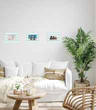 Carregar imagem no visualizador da galeria, Aplicação dos nossos autocolantes decorativos de moldura. Use as fotografias que tem soltas em casa para dar um toque de cor à sua sala.