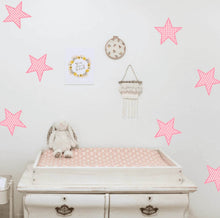 Load image into Gallery viewer, Aplicação dos nossos autocolantes decorativos estrelas num quarto de bébé!