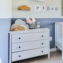 Load image into Gallery viewer, Aplicação das letras "DIOGO" em tons de azul acinzentado num quarto infantil.