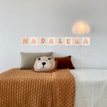 Load image into Gallery viewer, Aplicação das letras "MADALENA" num quarto infantil.