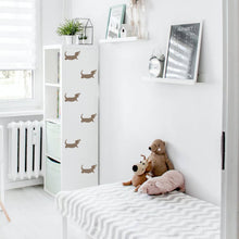 Load image into Gallery viewer, Aplicação dos nossos autocolantes decorativos do Cão num quarto infantil. Dê cor numa estante!
