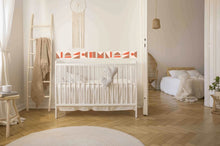 Carregar imagem no visualizador da galeria, Outra forma de aplicar num quarto de bébé dando um toque de cor com os nossos autocolantes azulejo.
