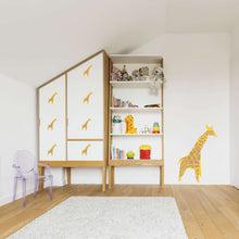 Carregar imagem no visualizador da galeria, Montagem de autocolantes Decorativos de girafa. Aplicação das girafas num armário e parede.
