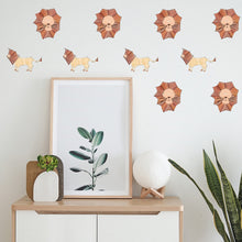 Carregar imagem no visualizador da galeria, Montagem com os autocolantes decorativos do leão alternando a cabeça e o corpo.
