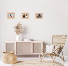 Load image into Gallery viewer, Aplicação dos nossos autocolantes decorativos beges numa sala. Dê cor às paredes e dê uso às fotografias soltas que tem em casa.
