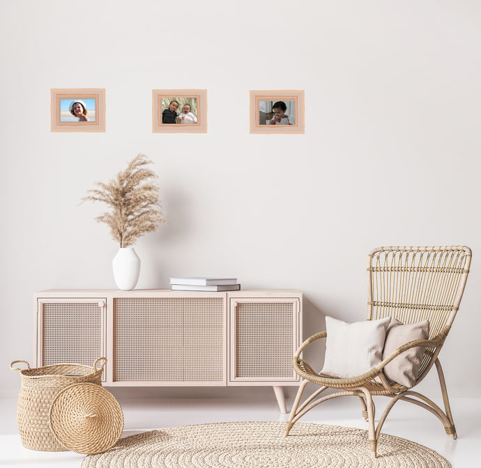 Aplicação dos nossos autocolantes decorativos beges numa sala. Dê cor às paredes e dê uso às fotografias soltas que tem em casa.