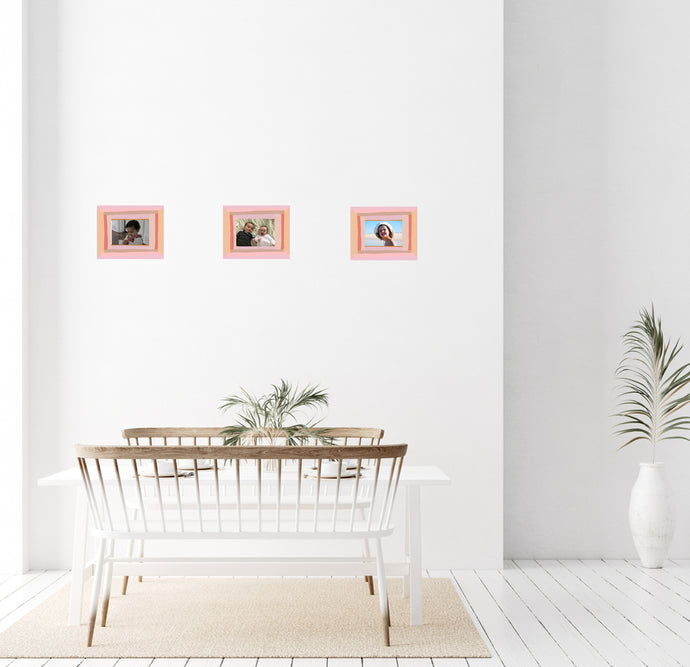 Montagem com os nossos autocolantes decorativos molduras cor-de-rosa. dê uso às fotografias soltas que tem em casa.