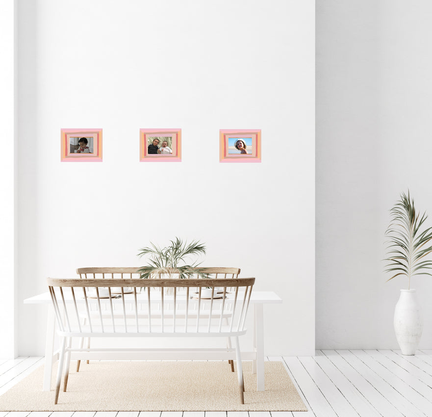 Montagem com os nossos autocolantes decorativos molduras cor-de-rosa. dê uso às fotografias soltas que tem em casa.