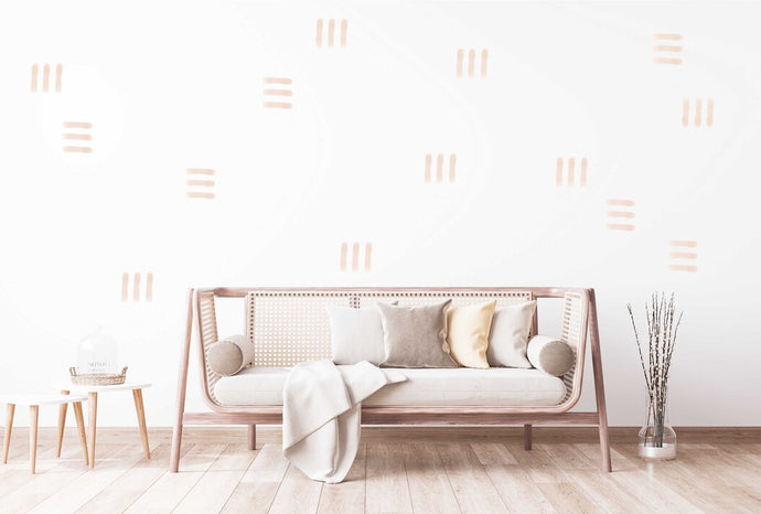 Aplicação dos autocolantes decorativos pinceladas bege claras numa sala. Fazem um efeito de papel de parede.
